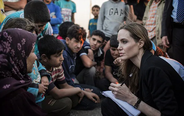 Jolie akan mengadopsi anak perempuan dari Syria @ dailymail.co.uk