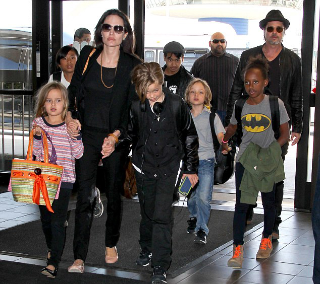 Jolie dan Brad rahasiakan dokumen perceraiannya demi anak © FameFlynet/dailymail.co.uk