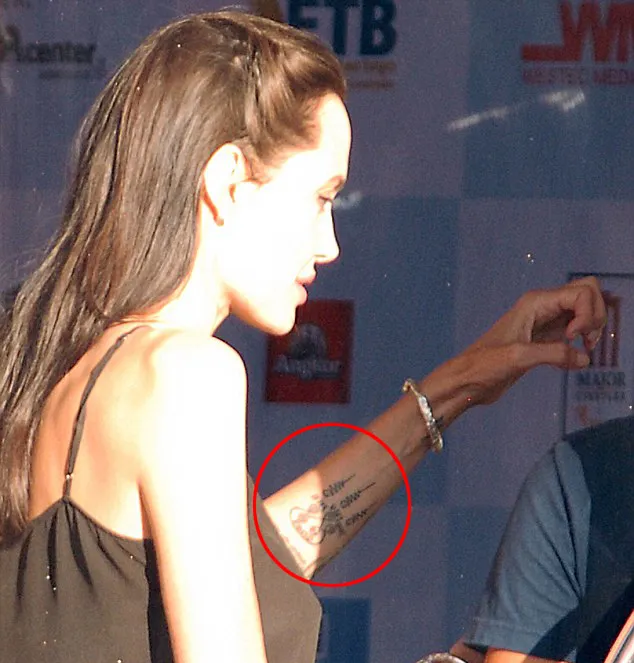 Inilah tato baru yang menghiasi tangan Jolie © dailymail.co.uk