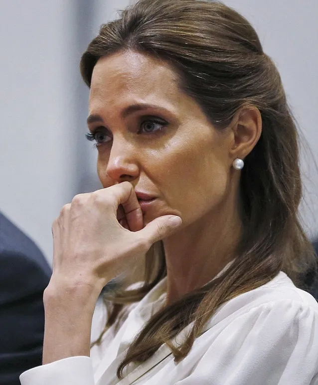 Angelina Jolie menangis @ dailymail.co.uk