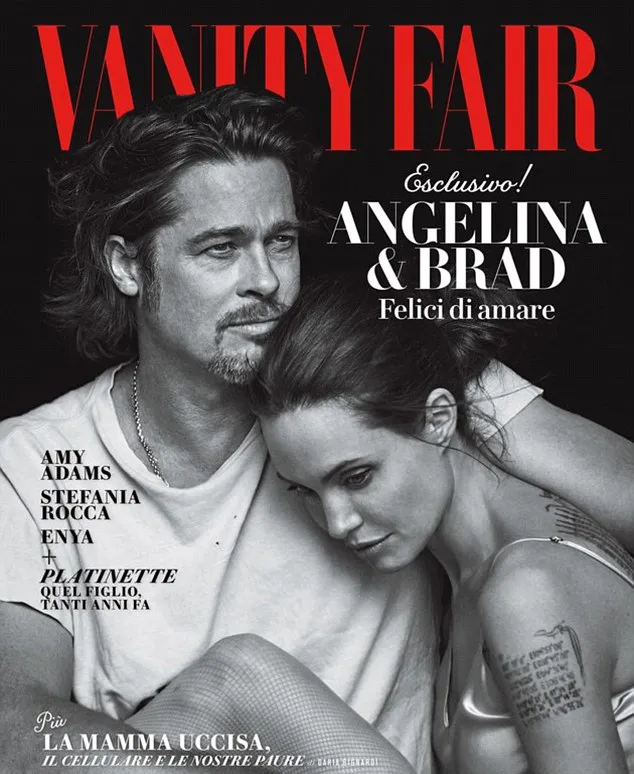 Jolie dan Pitt pose intim di atas ranjang © Vanity Fair Italia