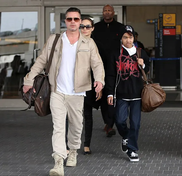 Keluarga Jolie-Pitt @ dailymail.co.uk