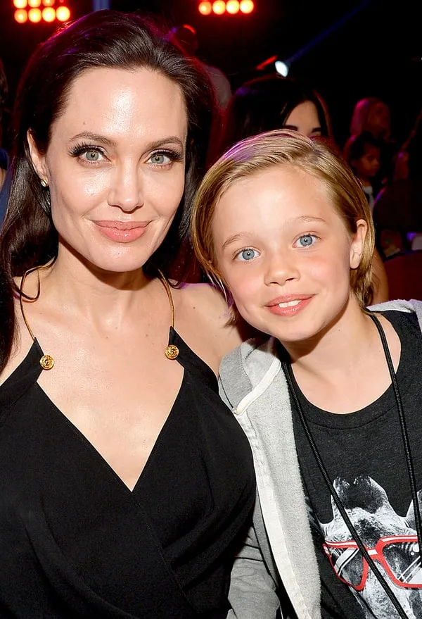 Jolie dan Shiloh tertangkap belanja kamera © usmagazine.com