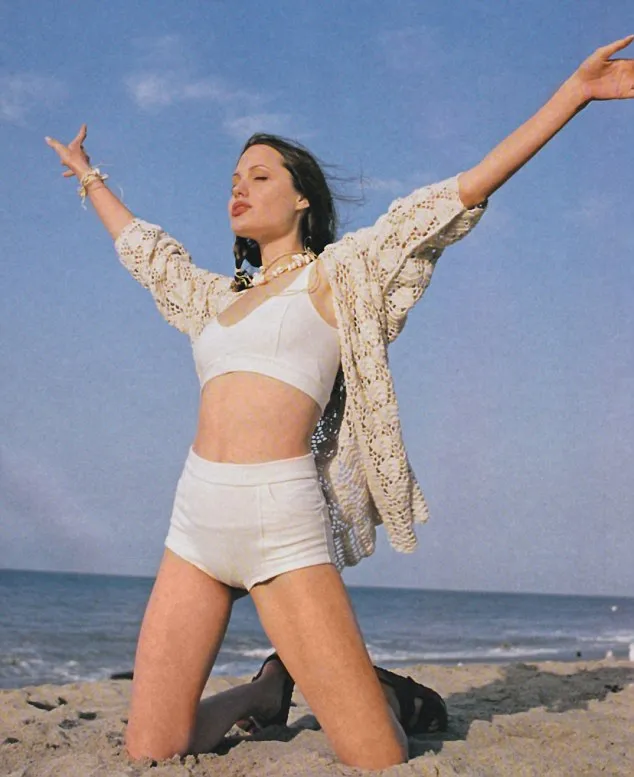 Jolie 21 tahun yang lalu, cantik banget! @ dailymail.co.uk