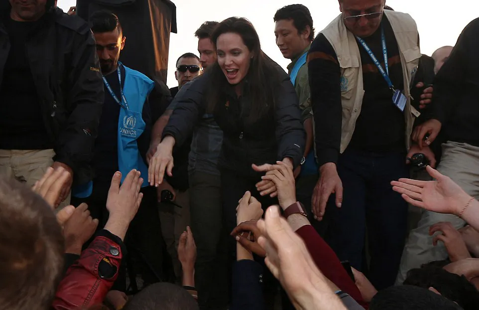 Jolie kunjungi korban ISIS @ AFP