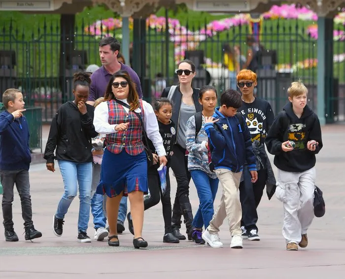 Angelina Jolie rayakan ultah Shiloh di Disneyland © radaronline.com