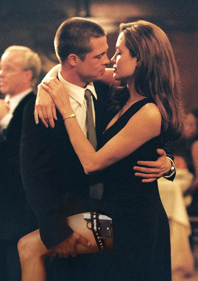 Adegan mesra Angelina dan Brad dalam MR. & MRS. SMITH @ dailymail.co.uk