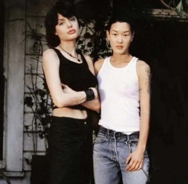 Potret Jolie dan Jenny Shimizu di tahun 1996 silam @ dailymail.co.uk