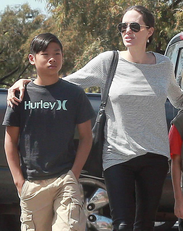 Inilah Pax, putra Jolie yang nyaris patah tulang © FameFlynet.com