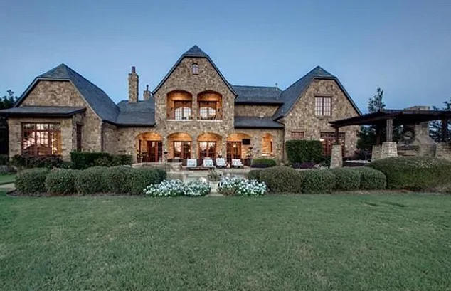 Seperti inilah tampak depan rumah Jonas Brothers @ The Lott Group