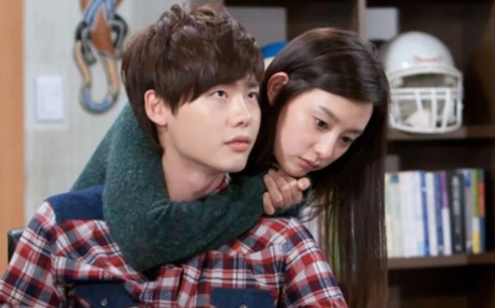 Lee Jong Suk dan Kim Ji Won saat bermain bersama di HIGH KICK 3 tujuh taun lalu. © allkpop.com