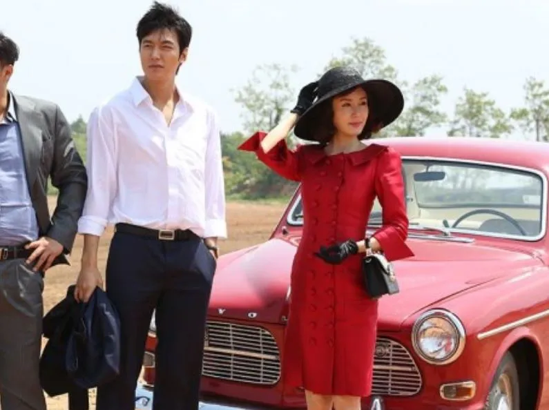 Lee Min Ho dan Kim Ji Su yang ternyata sempat syuting adegan ranjang. @soompi.com