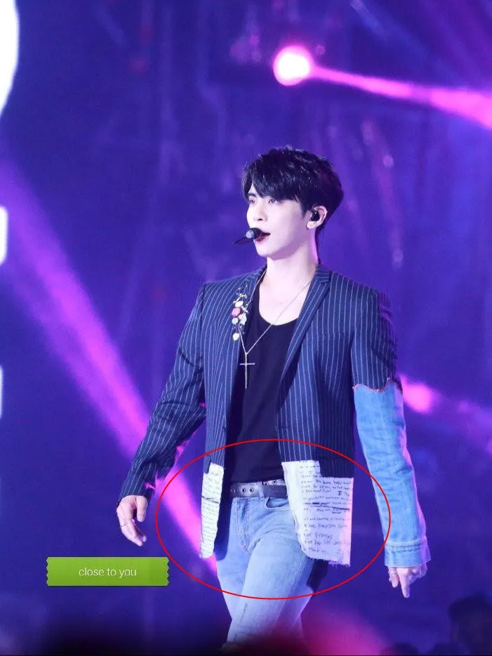 Jonghyun mengenakan blazzer bertuliskan surat bunuh diri Kurt Kobain. Credit: Koreaboo