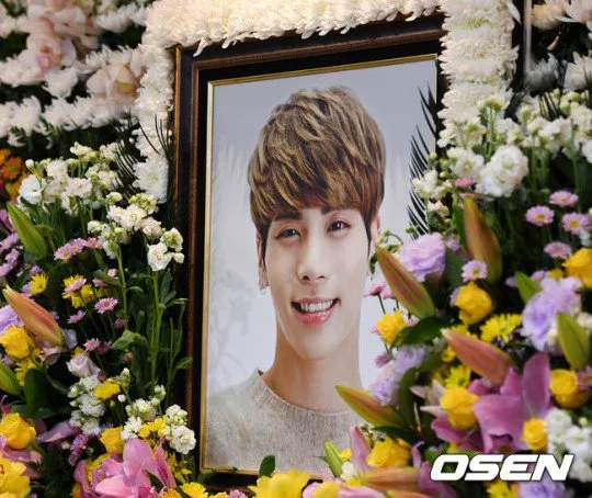 Para sahabat memberikan penghormatan terakhir kepada Jonghyun © OSEN