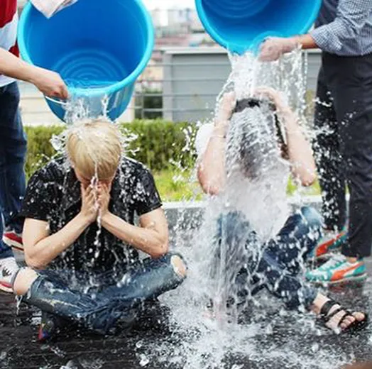 Saat keduanya melakukan ice bucket challenge © instagram.com/cbluegt