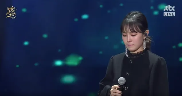 Lee Hi tak kuasa menahan haru saat nyanyikan lagu Jonghyun © JTBC
