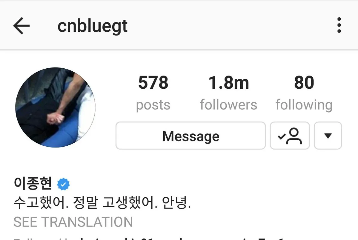 Jonghyun sempat mengganti profice picture dengan foto genggaman tangan dengan mendiang © instagram.com/cbluegt