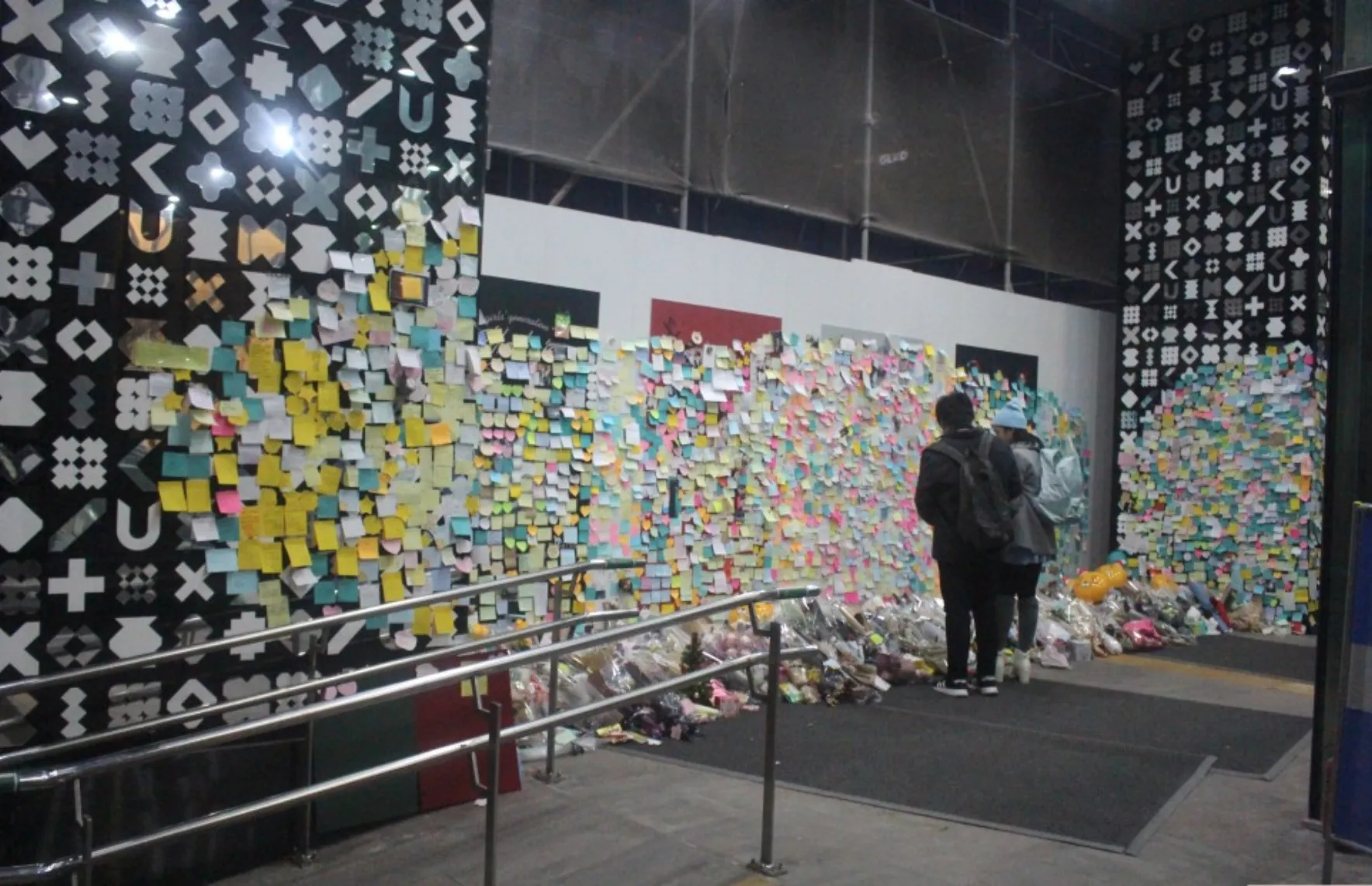 Memorial yang disediakan SM untuk fans Jonghyun © koreaboo.com