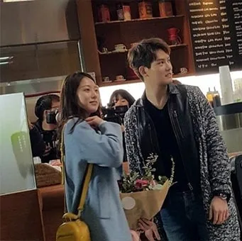 Jong Hyun dan Seung Yeon di pertemuan pertama © MWave