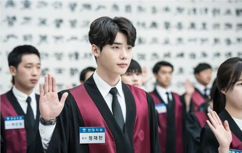 Lee Jong Suk dalam teaser WHILE YOU WERE SLEEPING. © soompi.com