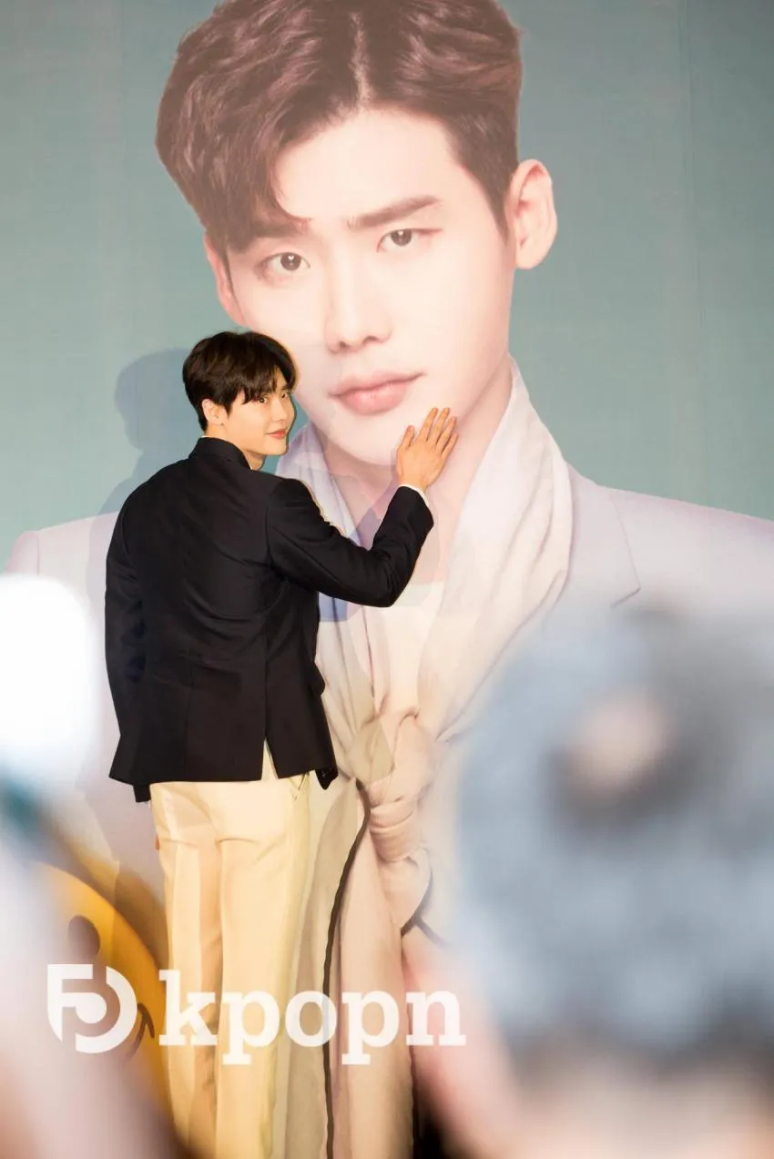 Lee Jong Suk saat menghadiri presscon di Taiwan. ©Kpopn