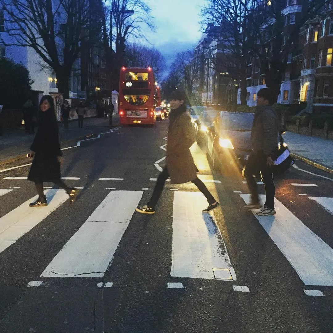 Lee Jong Suk menirukan gaya The Beatles - Abbey Road. ©Instagram/jongsuk0206