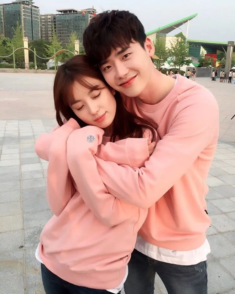 Lee Jong Suk pamer foto peluk manis Han Hyo Joo. ©Instagram/jongsuk0206