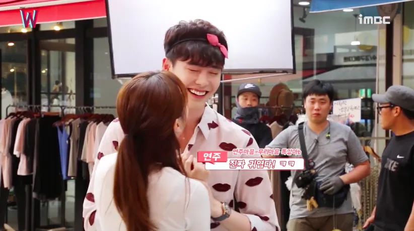 Lee Jong Suk yang dibuat tersipu malu oleh godaan Han Hyo Joo. ©soompi.com
