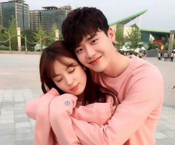 Drama Lee Jong Suk - Han Hyo Joo 'W' jadi yang paling banyak dibicarakan saat ini. ©soompi.com
