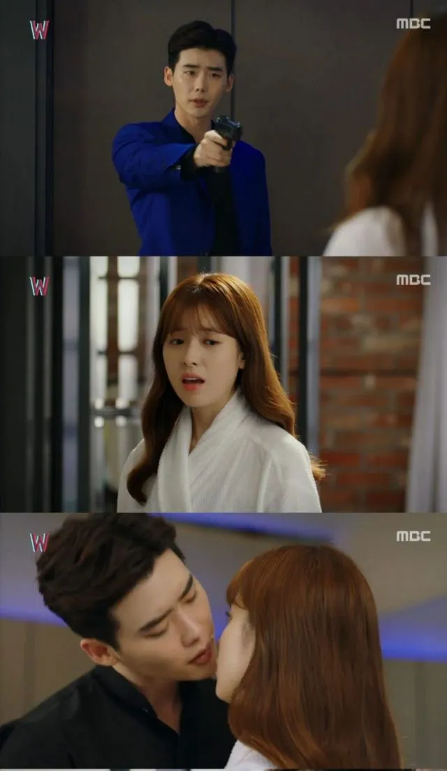 Kissing scene Lee Jong Suk dan Hyo Joo di episode kedua 'W'. ©Hancinema.net