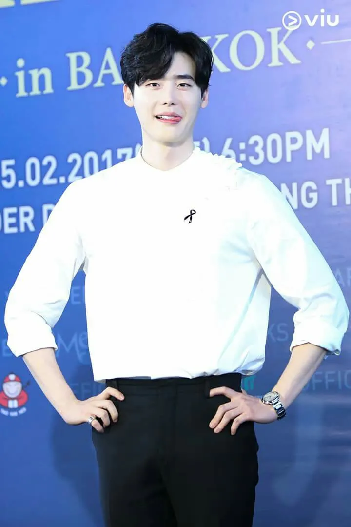 Lee Jong Suk mendapat tawaran main drama bareng. © VIU