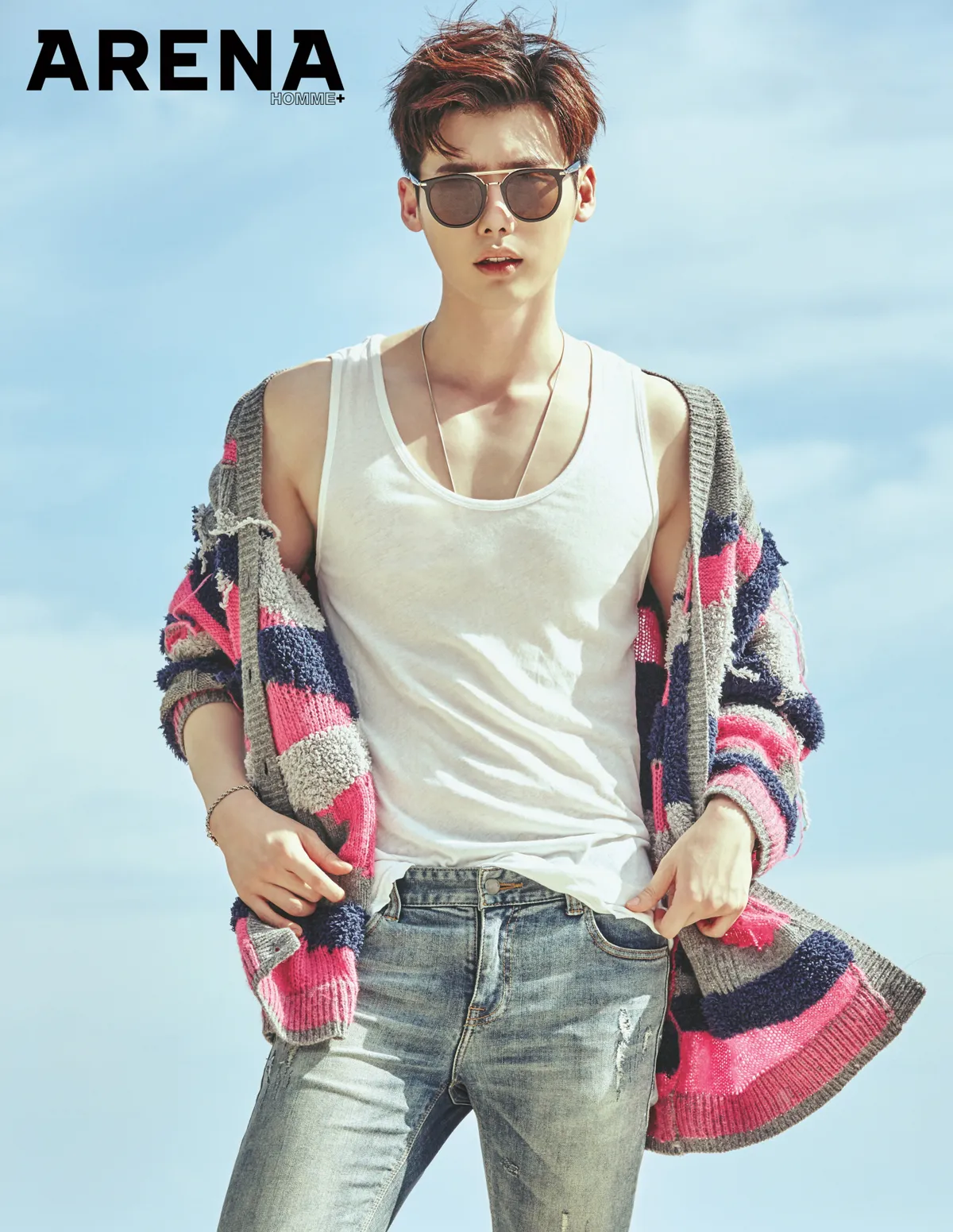Lee Jong Suk resmi mendapat surat panggilan berangkat wajib militer. © Arena Magazine