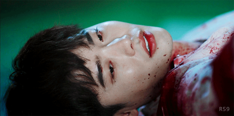 Bibir merah Lee Jong Suk yang diungkapkan natural tanpa makeup. ©Pann.nate.com