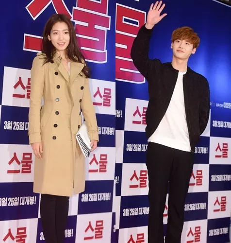 Lee Jong Suk dan Park Shin Hye saat sama-sama menghadiri premiere film terbaru Kim Woo Bin, TWENTY. @dispatch.co.kr