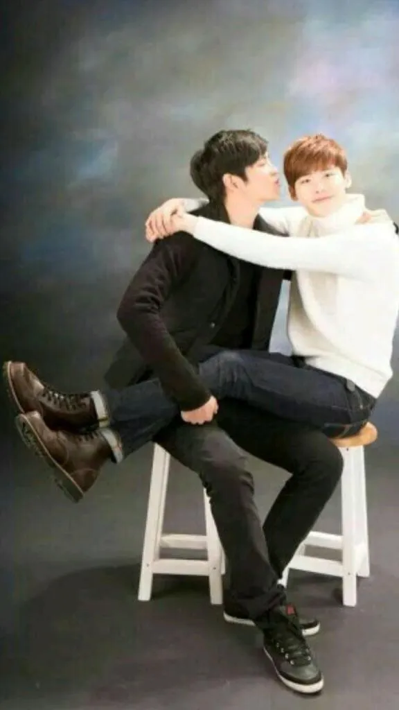 Lee Jong Suk dan Yoon Kyung Sang dalam pemotretan Pinocchio. @withjongsuk Twitter