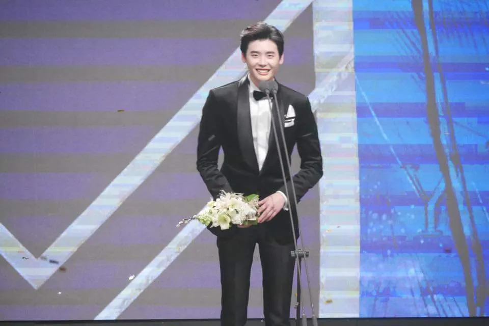 Lee Jong Suk saat menerima daesang © Istimewa