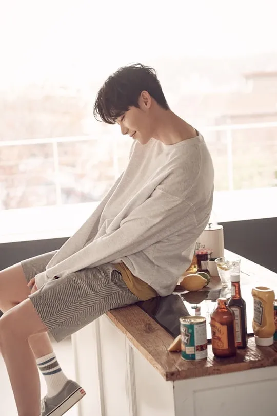 Lee Jong Suk berharp ingin main drama romantis komedi. soompi.com