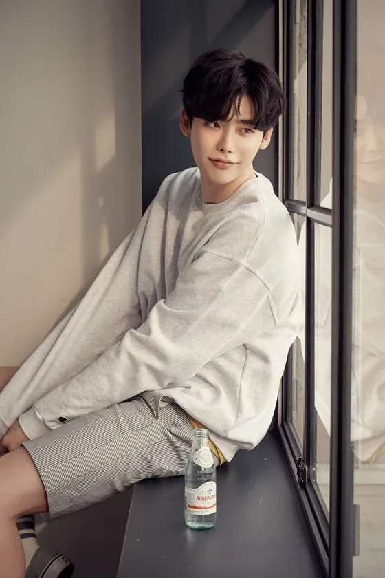 Lee Jong Suk curhat iri dengan bintang lainnya yang bisa tampil manly. © soompi.com