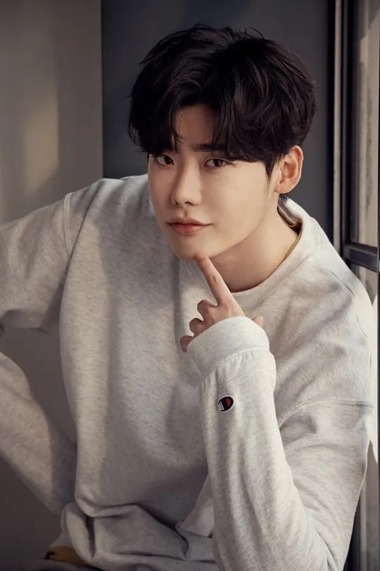 Lee Jong Suk melakukan wawancara terbarunya. © soompi.com