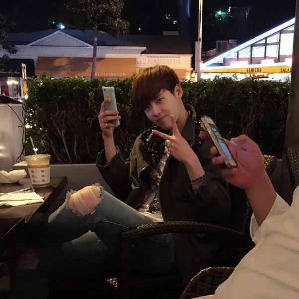 Lee Jong Suk berpose di LA © instagram.com/jongsuk0206
