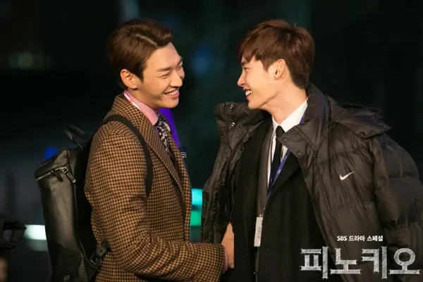 Lee Jong Suk dan Young Kwang saat syuting Pinocchio. @mwave.interest.me