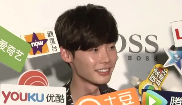 Lee Jong Suk membantu seorang reporter magang yang didiskriminasi dalam sebuah event presscon. ©soompi.com
