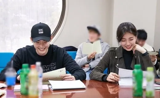 Lee Jong Suk dan Suzy Miss A dalam pembacaan naskah perdana WHILE YOU WERE SLEEPING. © soompi.com