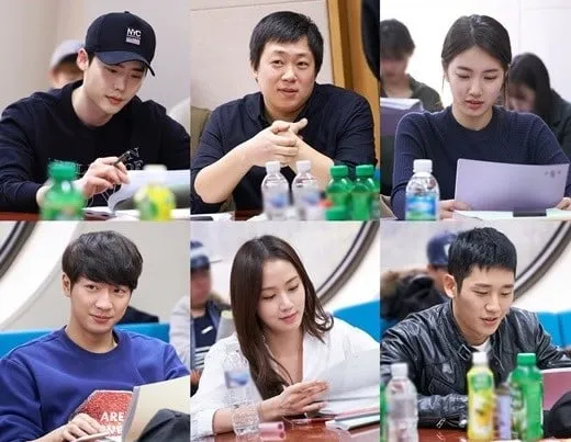 Untuk pertama kalinya para pemain beserta kru dan sutradara - penulis naskah bertemu. © soompi.com