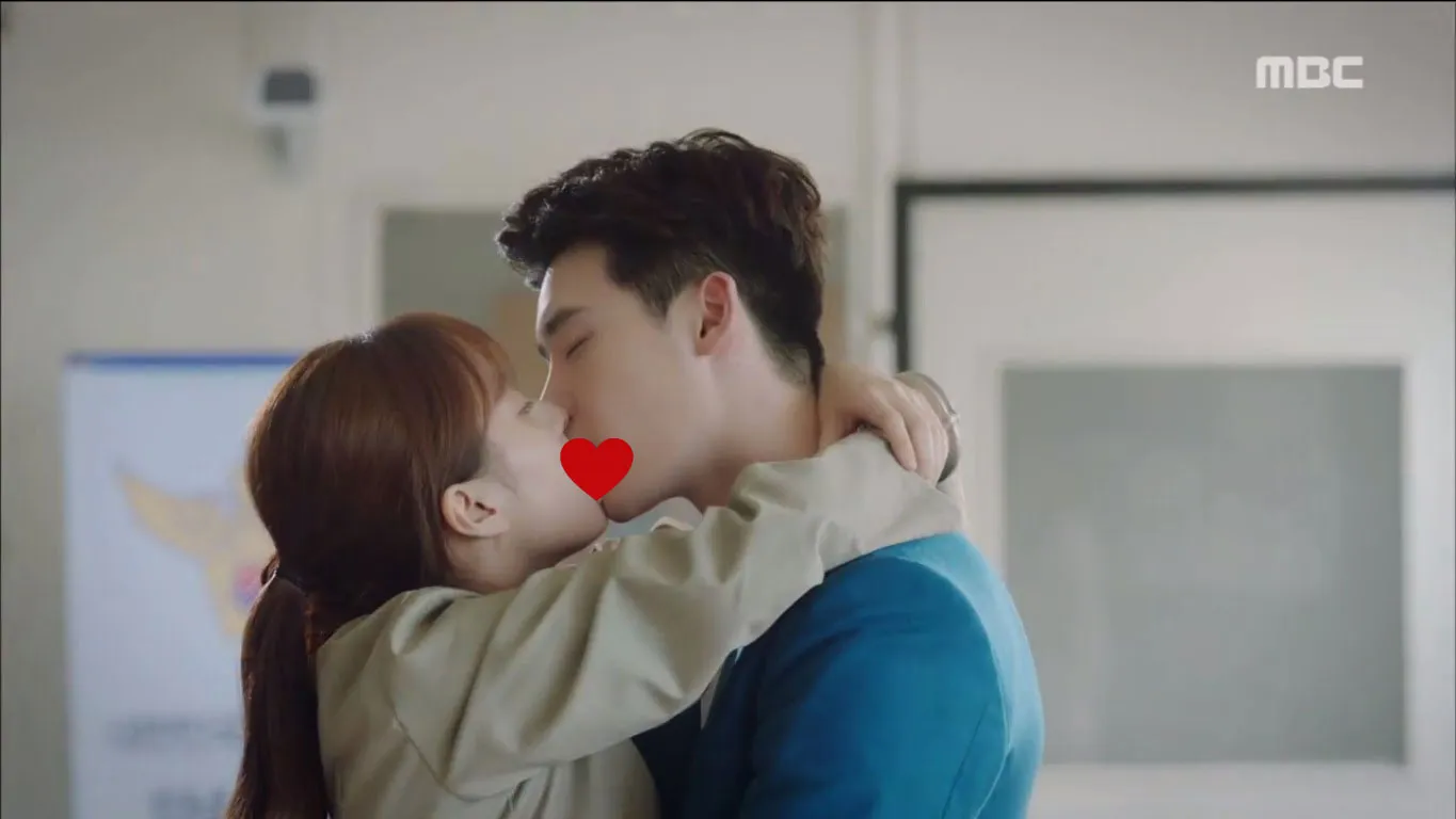 Handcuff kiss Lee Jong Suk - Han Hyo Joo. ©MBC