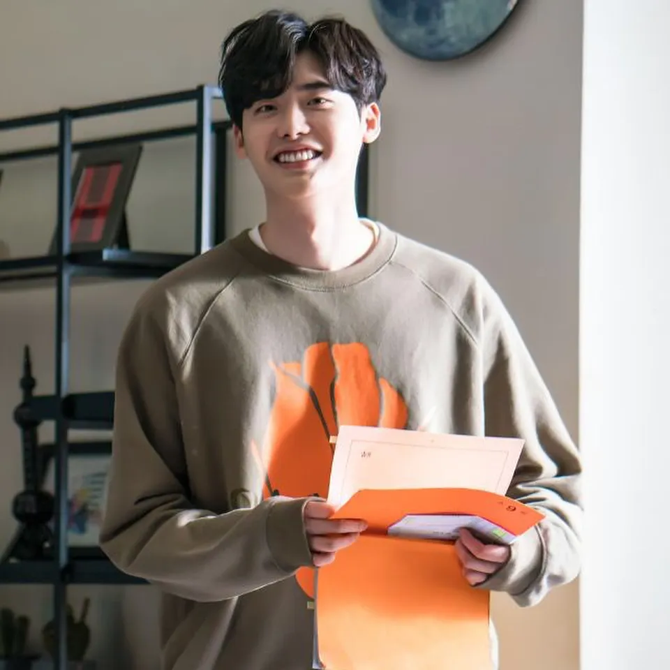Behind the scene Lee Jong Suk syuting WHILE YOU WERE SLEEPING. © Instagram/jongsuk0206