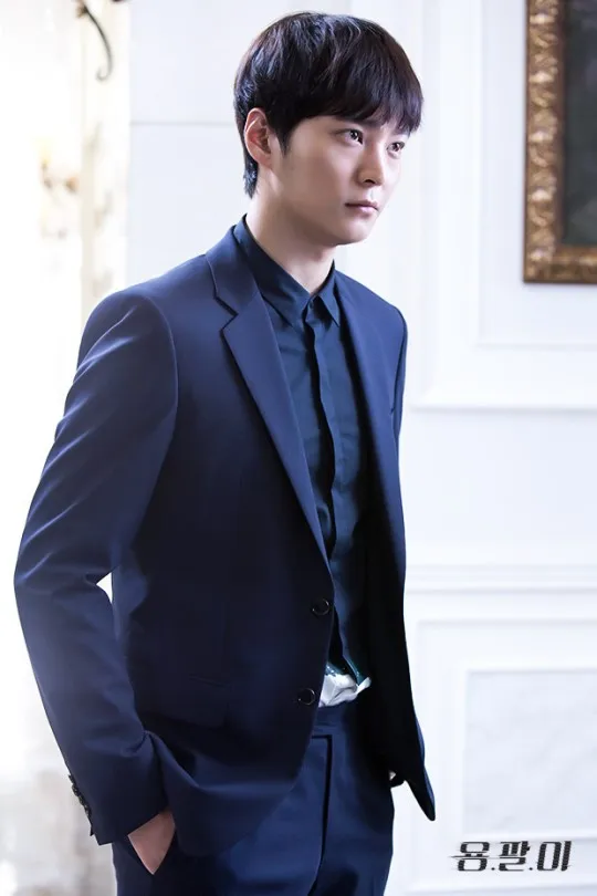 Joo Won yang diungapkan berat badannya tutun hingga 7 kg gara-gara syuting Yong Pal yang seolah tanpa istirahat. ©soompi.com