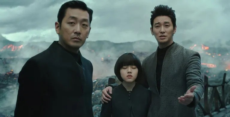 Joo Ji Hoon bersama Ha Jung Woo dan Kim Hyang Gi dalam film ALONG WITH THE GODS (credit: nytimes.com)