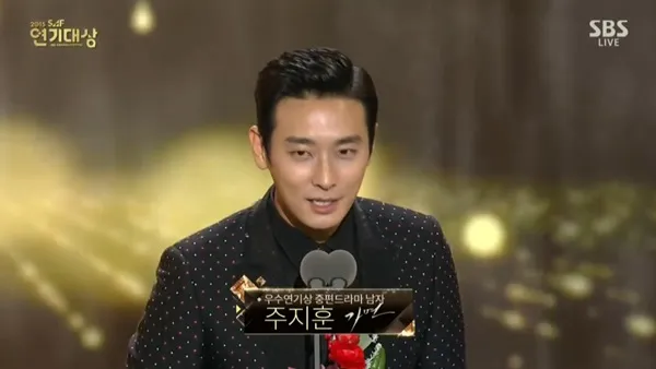 Joo Ji Hoon mendapat penghargaan Excellence Actor Award di tahun 2015 (credit: SBS)