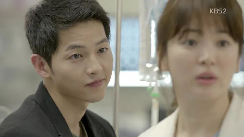 Cinta Song Joong Ki ditolak Song Hye Gyo di episode kedua Descendants of The Sun. ©dramabeans.com